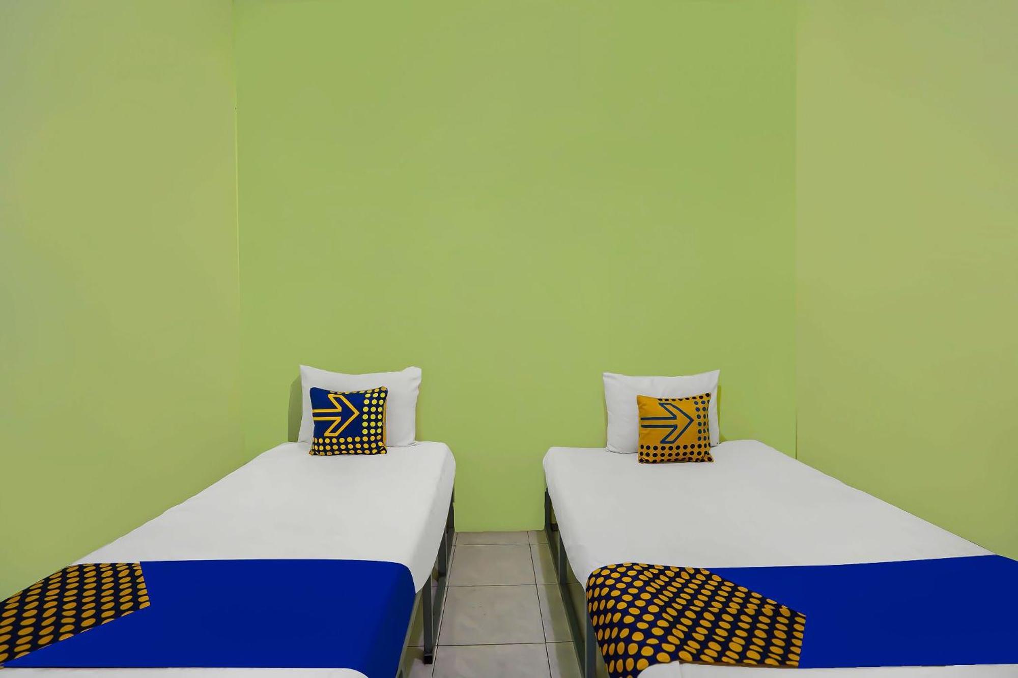 Oyo Life 92474 Rusunawa Ii Hotel 2*