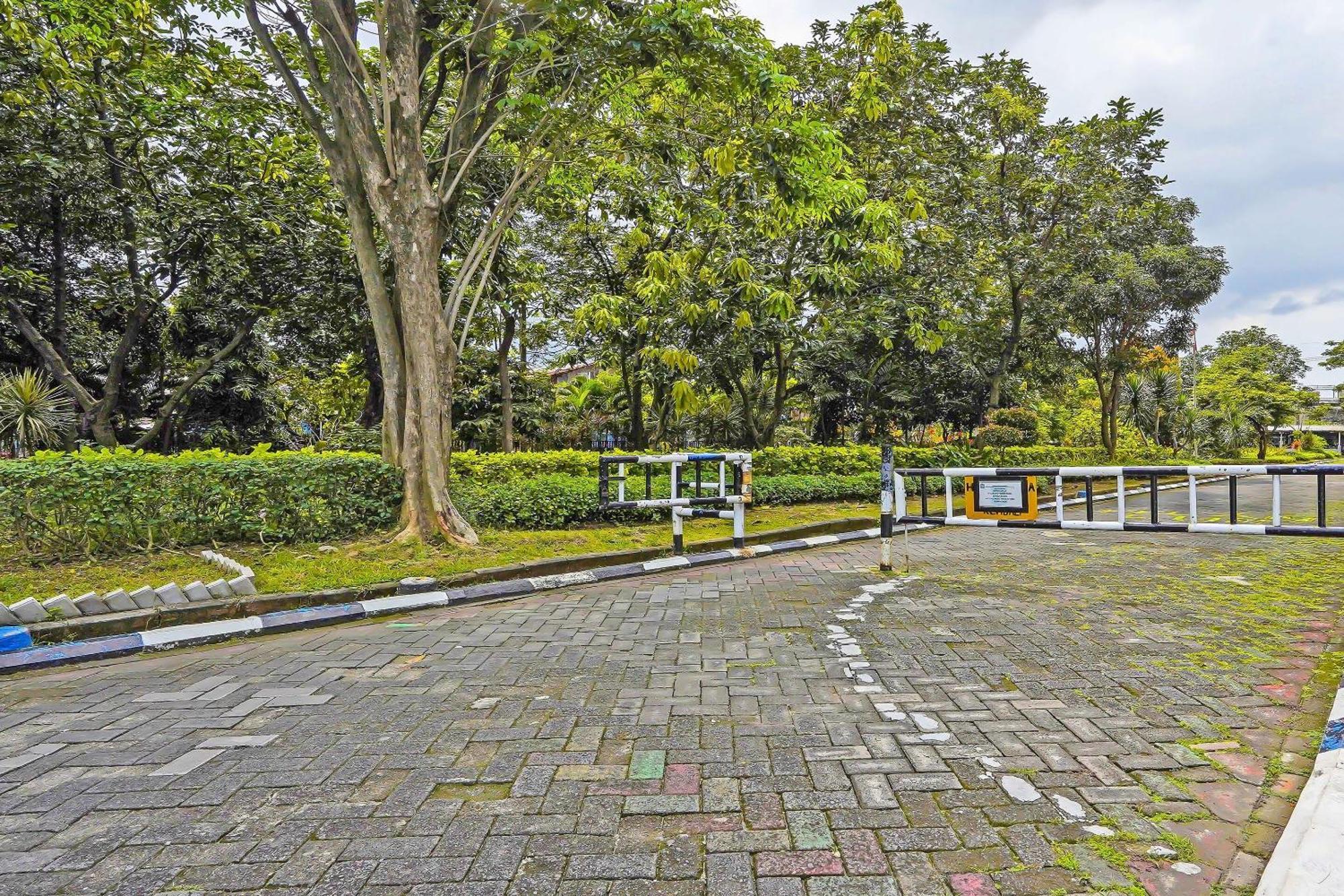 Oyo Life 92474 Rusunawa Ii